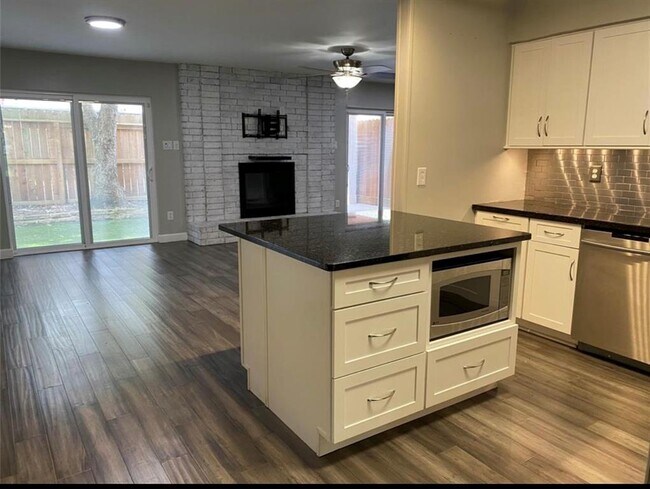 Foto del edificio - 10301 Briar Forest Dr