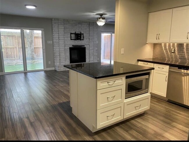 Building Photo - 10301 Briar Forest Dr