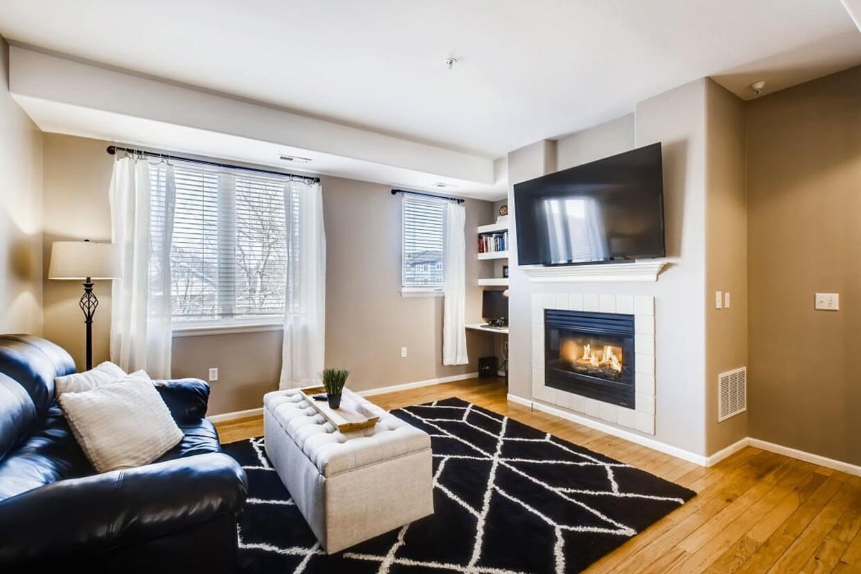 Foto principal - 2 bedromm, 2 bath townhome with attached 2...