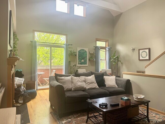 Foto del edificio - 1463 N Leavitt St