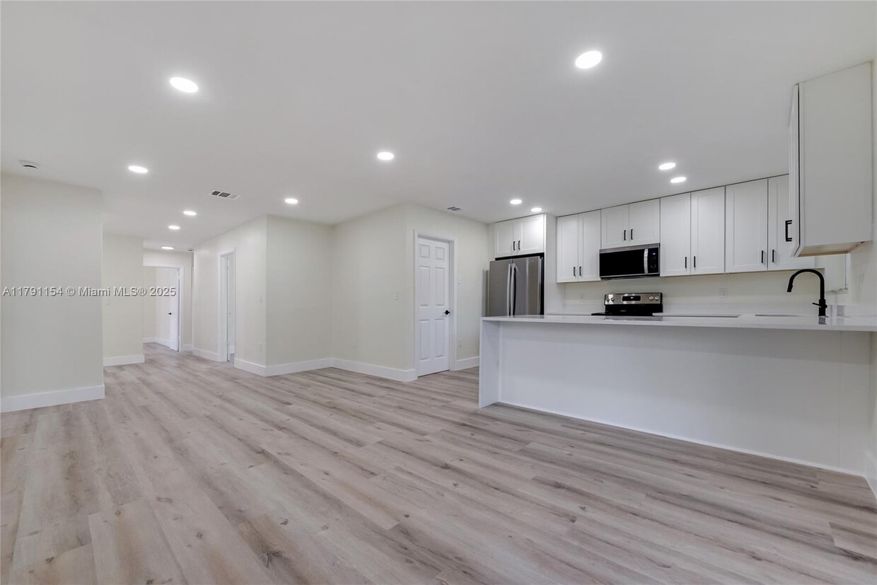 Foto principal - 2942 SW 25th St