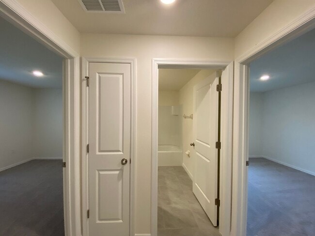 Foto del edificio - Not Ready for Showings until BEGINNING OF FEBRUARY... Desirable Lake Diamond Subdivision 4/2/2 **...