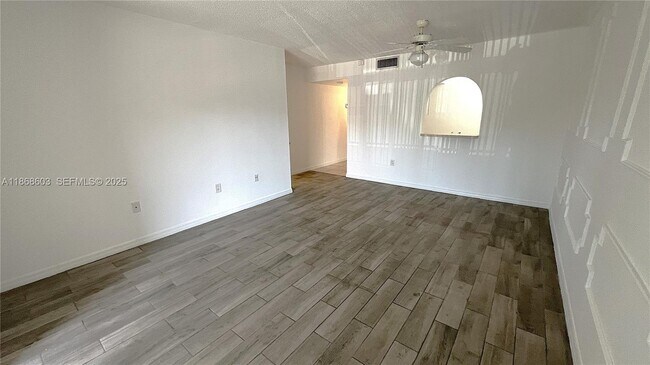 Foto del edificio - 711 N Pine Island Rd