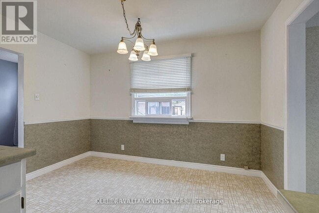 Building Photo - 35 Thorncrest Crescent