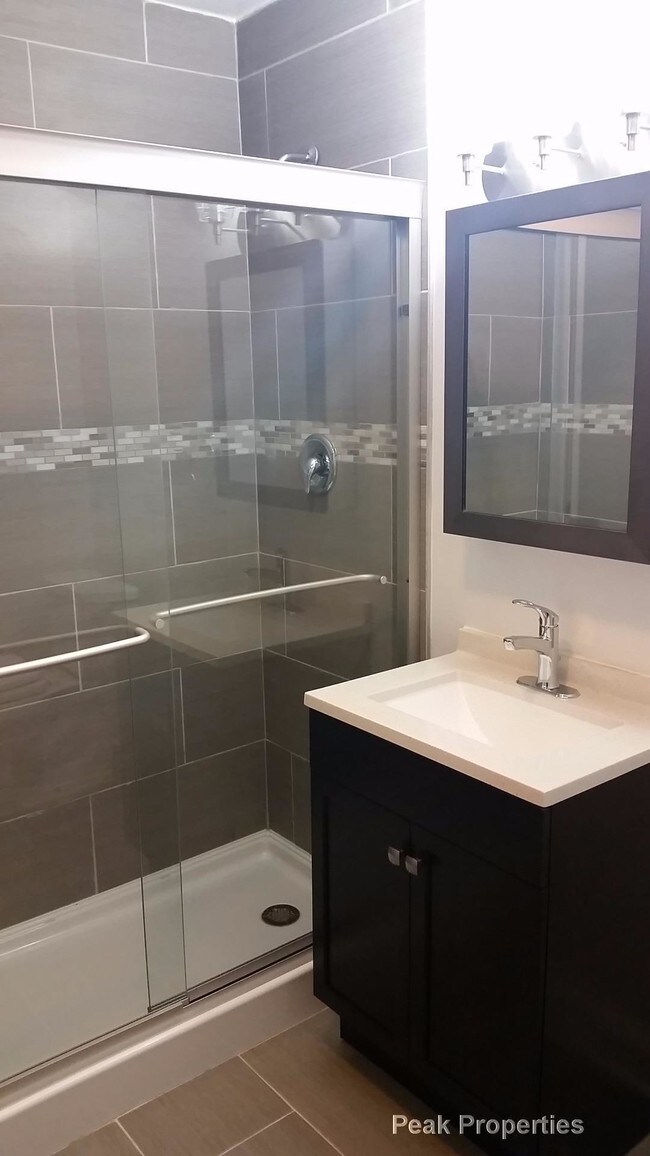 Building Photo - 2026 W Webster Ave