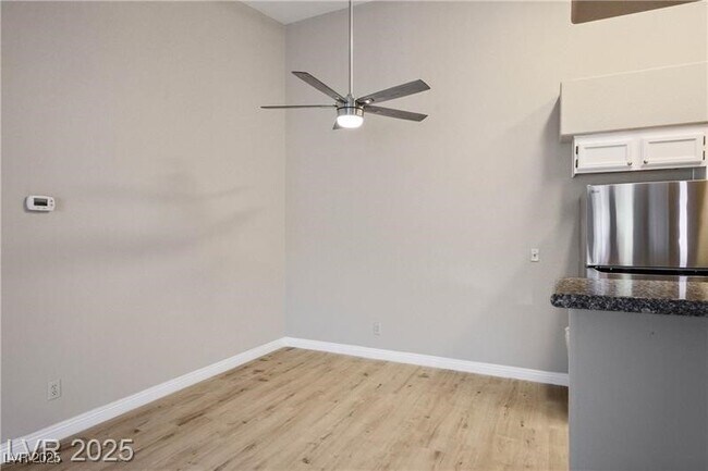 Foto del edificio - 1575 W Warm Springs Rd