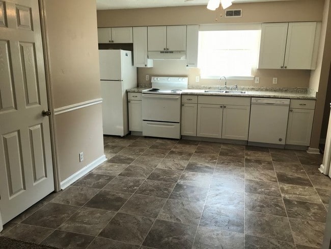 Building Photo - 2563 Carriage Dr