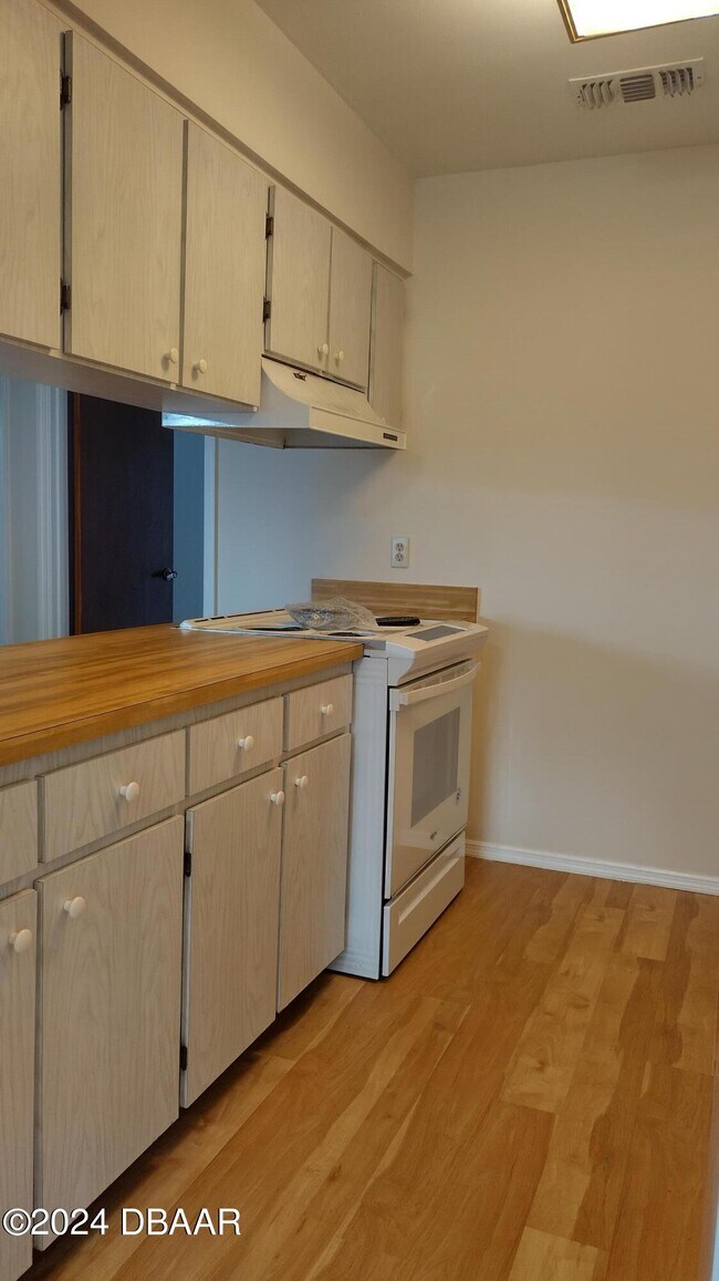 Building Photo - 3016 India Palm Dr