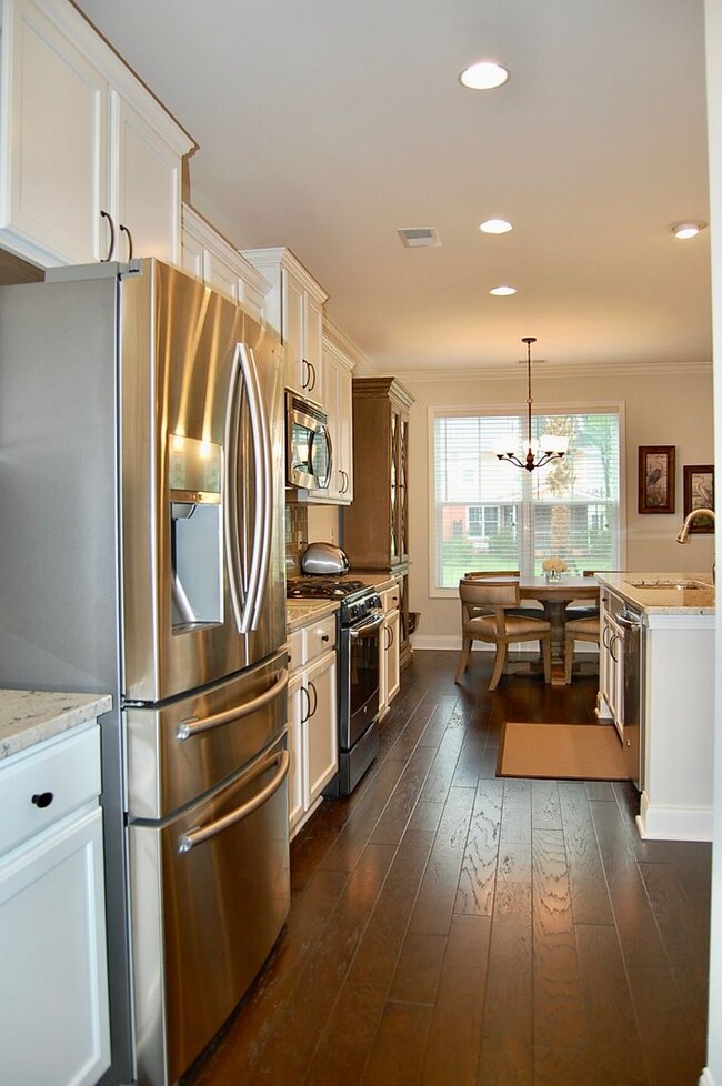 Building Photo - Beautiful four bedroom in Oyster Point - M...
