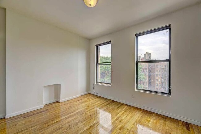 Building Photo - 7 Carmine St
