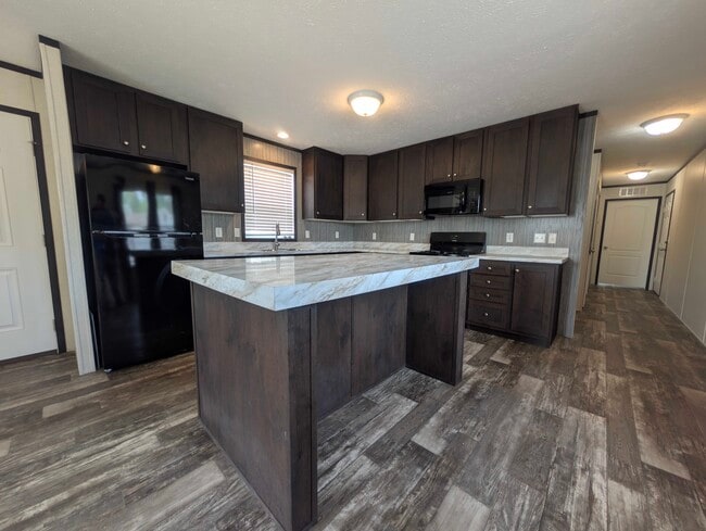 Building Photo - 15881 Villaire Ave