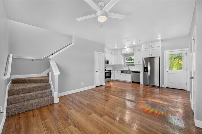 Building Photo - 992 S 6th Ave