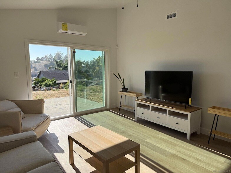Foto principal - 664 Carefree Dr