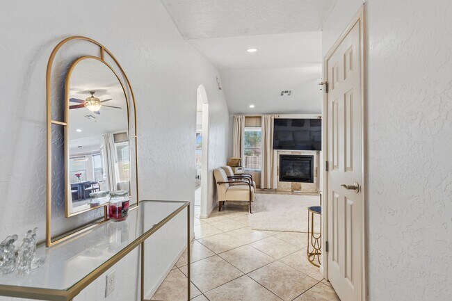Foto del edificio - Conveniently located 3 Bedroom with 2 Car Garage
