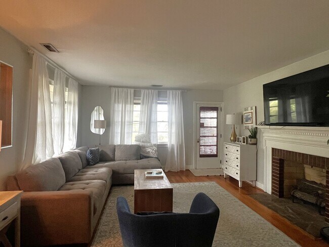 Foto del edificio - 2 Bedroom | 1 Bathroom Home – Downtown Cha...