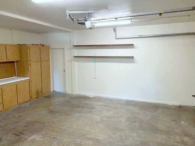 Building Photo - Beautiful Custom Home In Great Cul-De-Sac ...