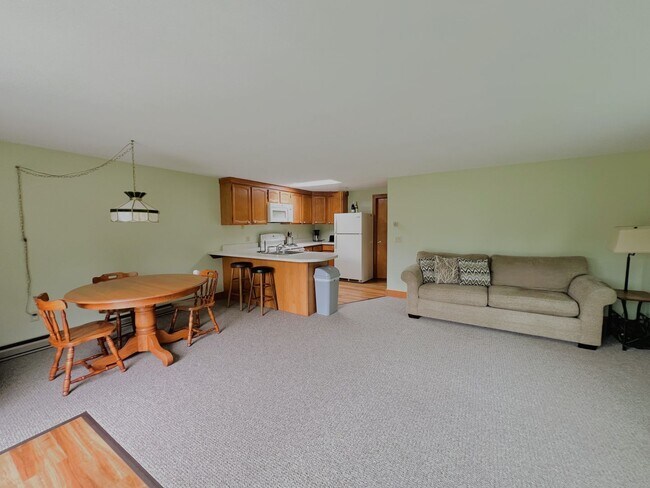 Foto del edificio - 1-Bedroom Apartment with Panoramic Wooded ...
