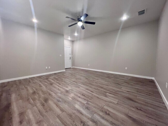 Building Photo - Spacious 3-Bedroom Townhouse Near Texas Tech