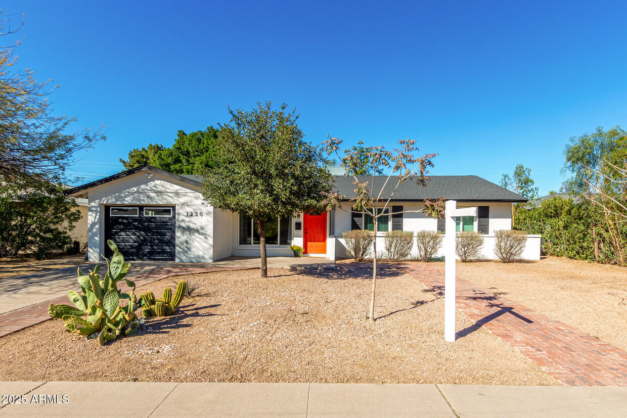 Foto principal - 1230 E Manhatton Dr