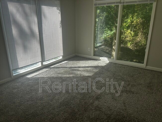 Building Photo - 45 Woodmont Dr