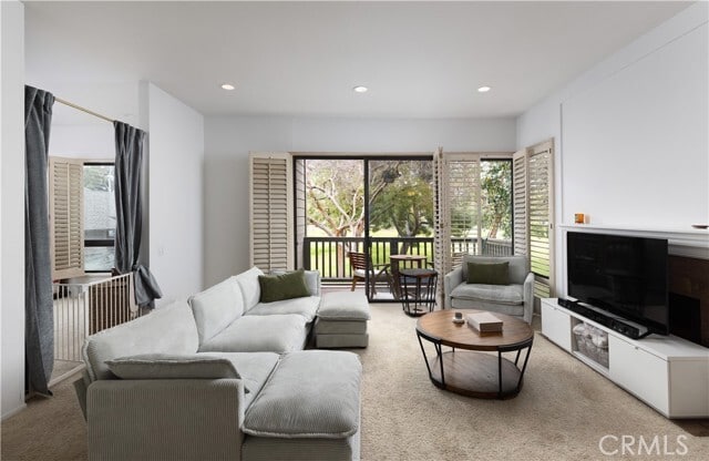 Building Photo - 9 Flores