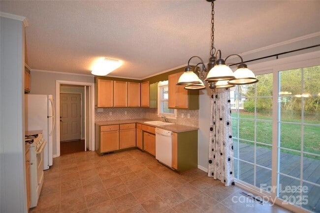 Foto del edificio - 2037 N Deal Ave