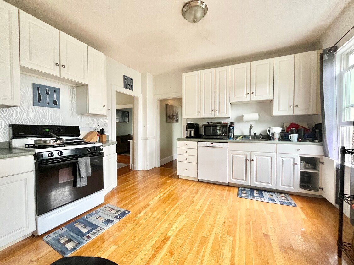 Primary Photo - 16 Donnybrook Rd