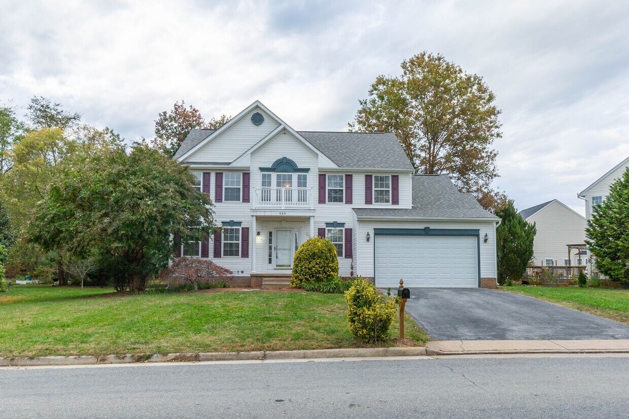 Foto principal - 4 bed, 2.5 bath Single Family Home in Char...