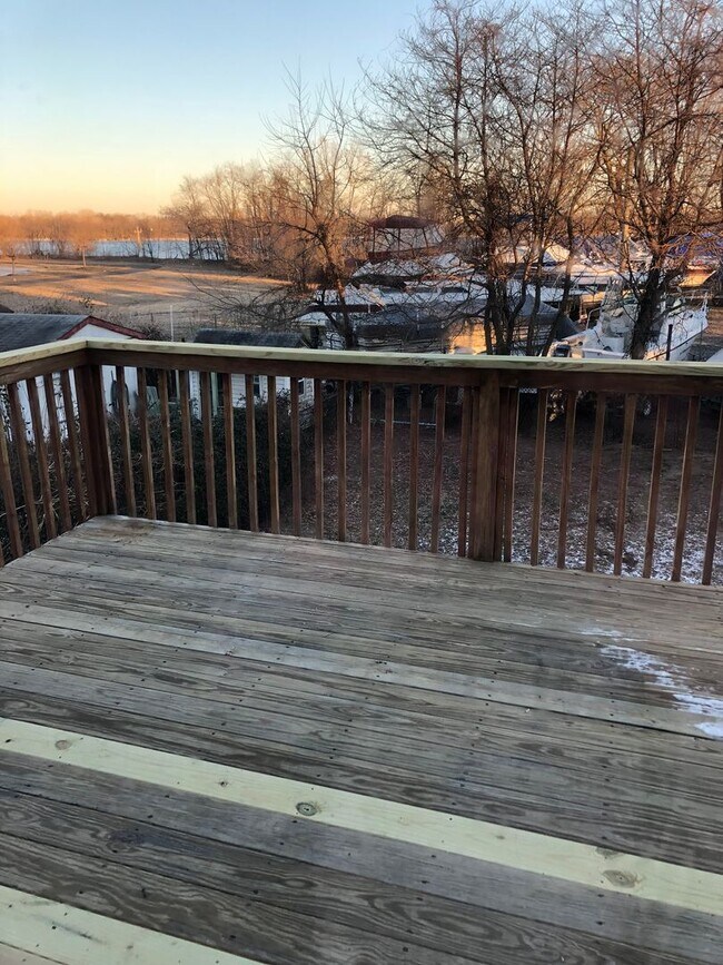 Foto del edificio - 2 bedrrom + basement Townhouse with Waterviews in Bristol. Large Private Backyard w Deck.