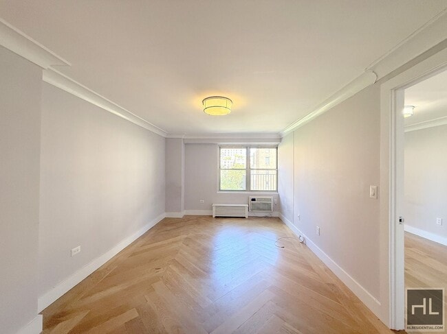 Building Photo - 1 bed 1 bath /Laundry in Unit - WEST 93 STREET