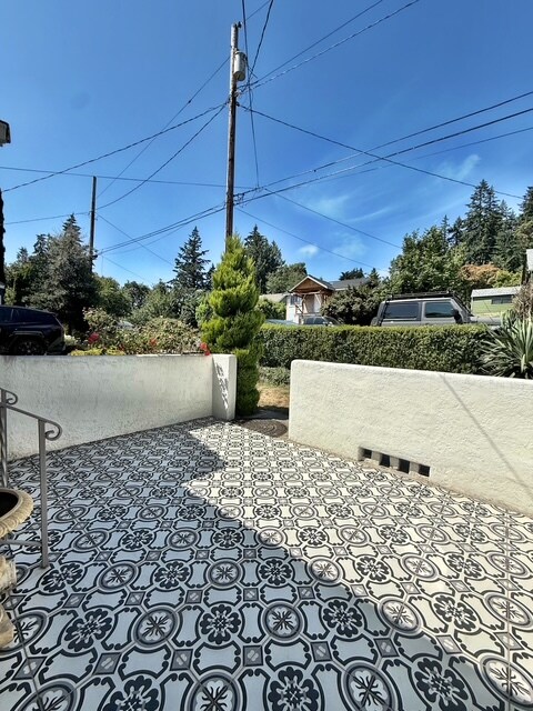 Building Photo - 208 S Summit Ave