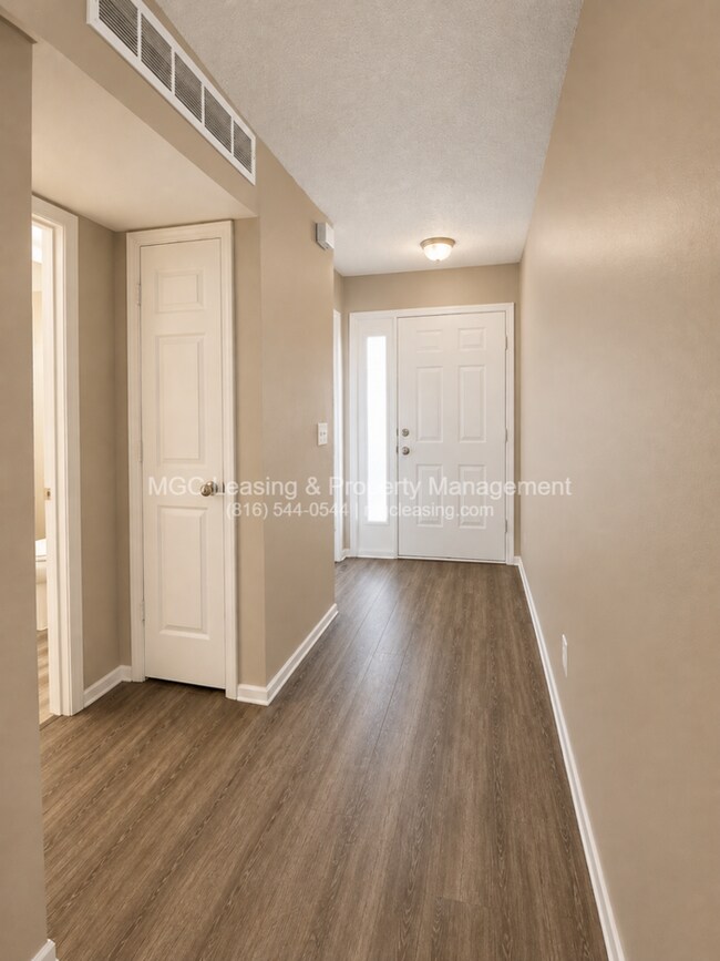Building Photo - Spacious Townhome Near Shopping, Parks & Highways