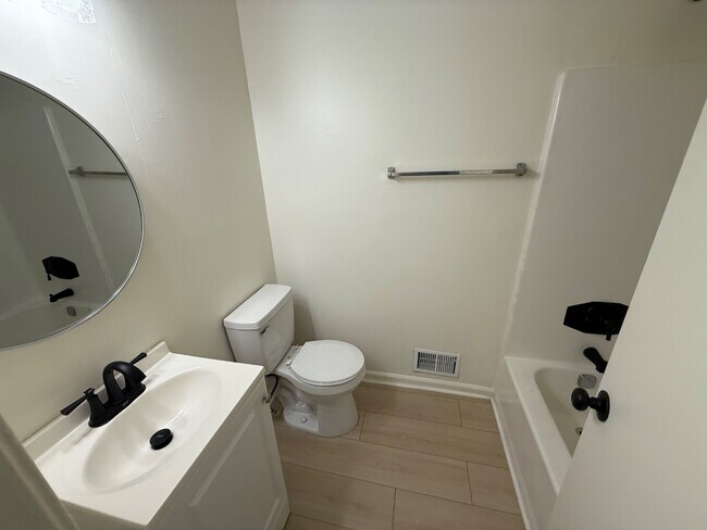 Building Photo - 619 Lakeridge Dr SE