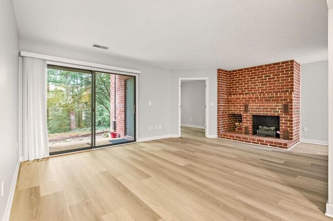 Foto del edificio - Charming 2-Bedroom Condo in Henrico's West...