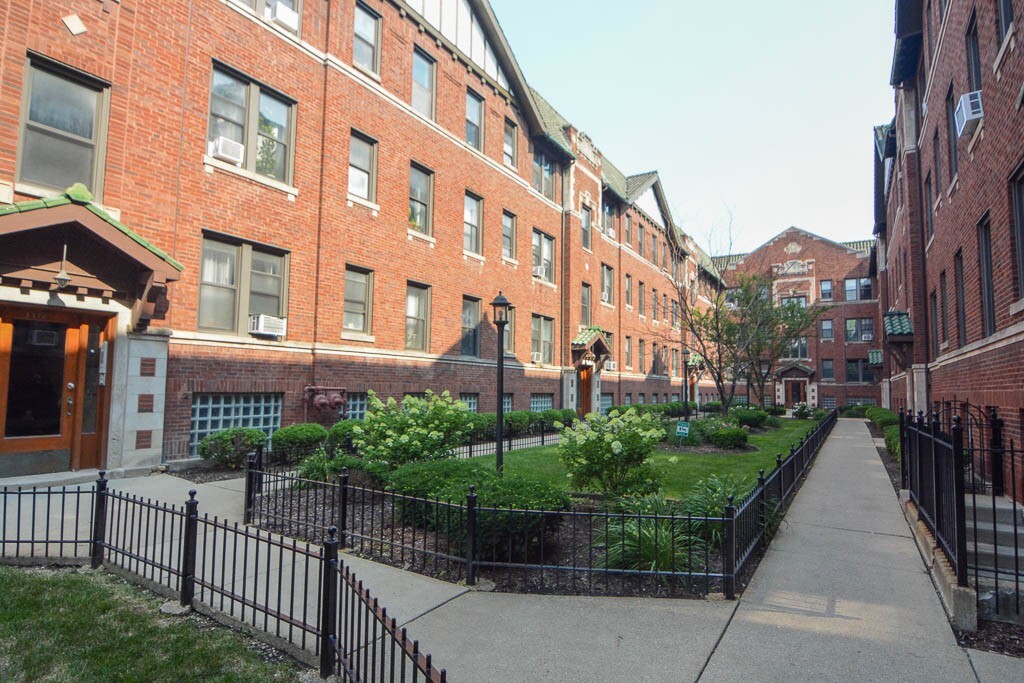 Primary Photo - 3306 W Schubert Ave