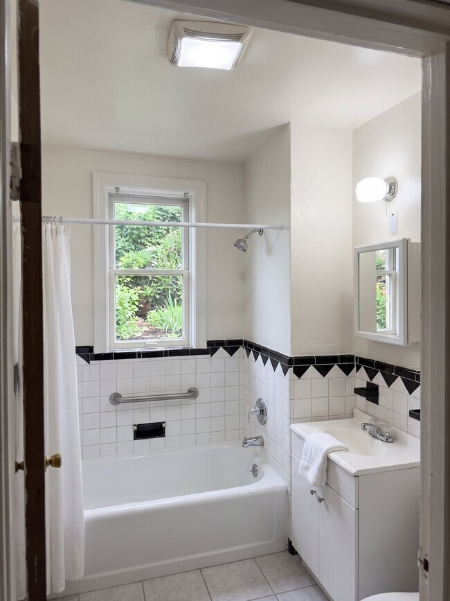 Building Photo - 8687-8689-8689 Oriole Ave