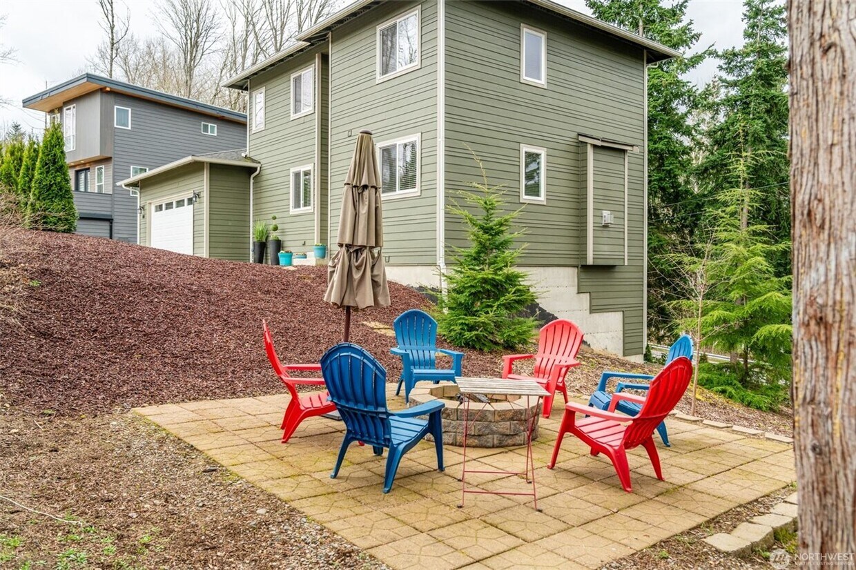 Primary Photo - Newer 5 Bedroom House close to Shopping, L...