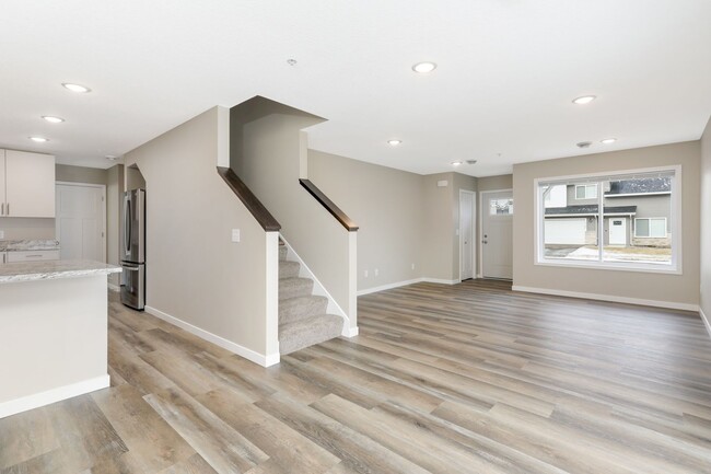 Building Photo - 3bd 3ba 2 car gar END UNIT avail now