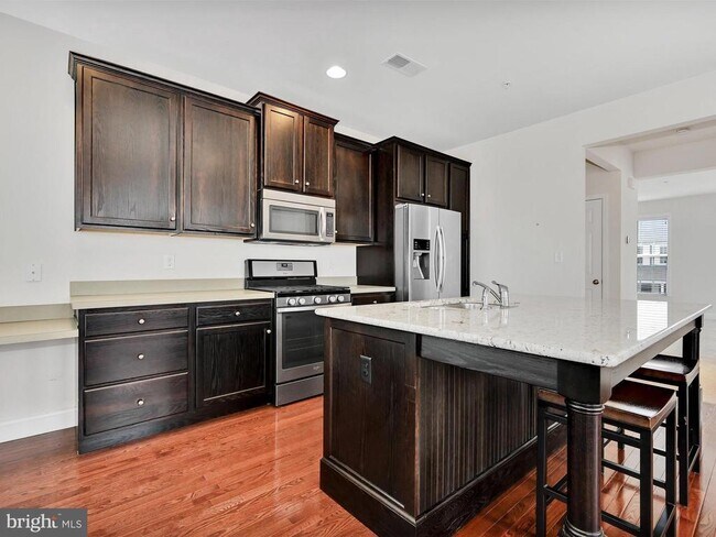 Building Photo - 147 Putnam Way