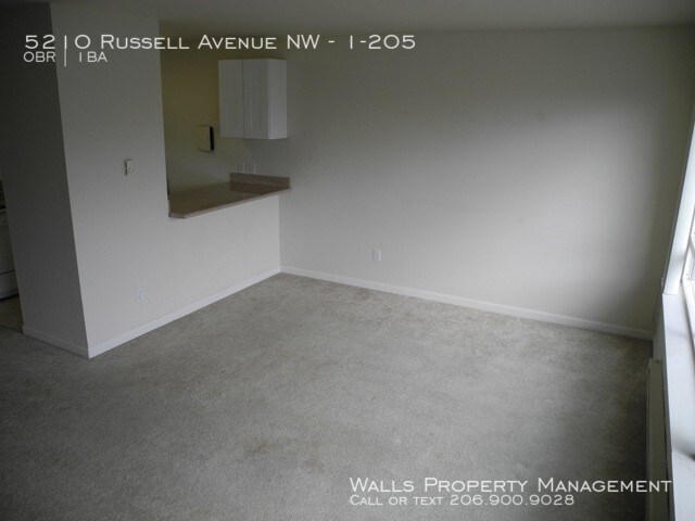 Building Photo - Spacious studio with new laminate flooring