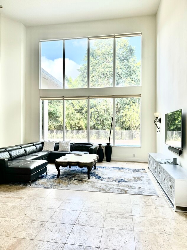 Building Photo - 7134 NW 70th Manor