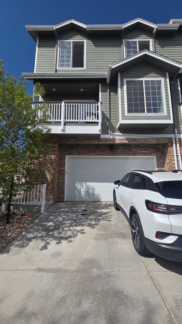 Foto del edificio - Modern 4 Bedroom 5 Bath Townhome - With Lots of Natural Light and Great Views!
