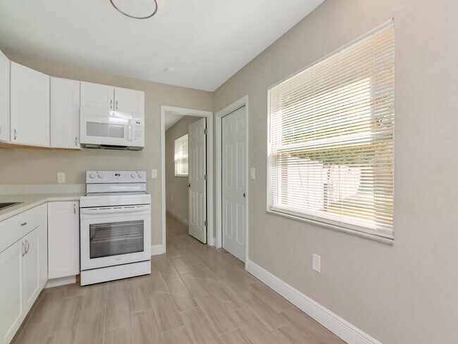 Foto del edificio - Voucher Ready! Newly Renovated 3-Bedroom, 2-Bath Duplex in Prime Bradenton Location!