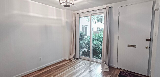 Foto del edificio - Sunlit 2 Bed 1 Bath, 3 Level Townhome in S...