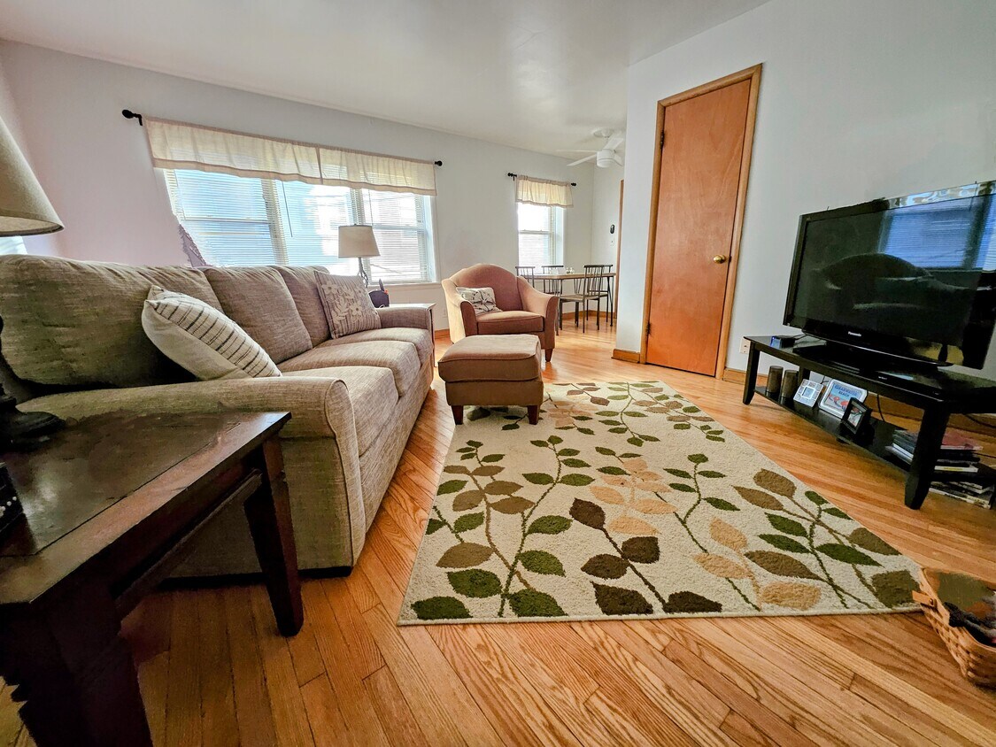 4012 N Farwell Ave Unit 6, Shorewood, WI 53211 Apartments in