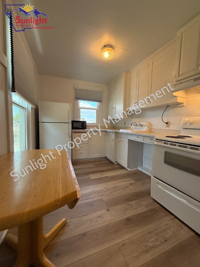 Building Photo - 2 Bed 1 Bath With all the Charm