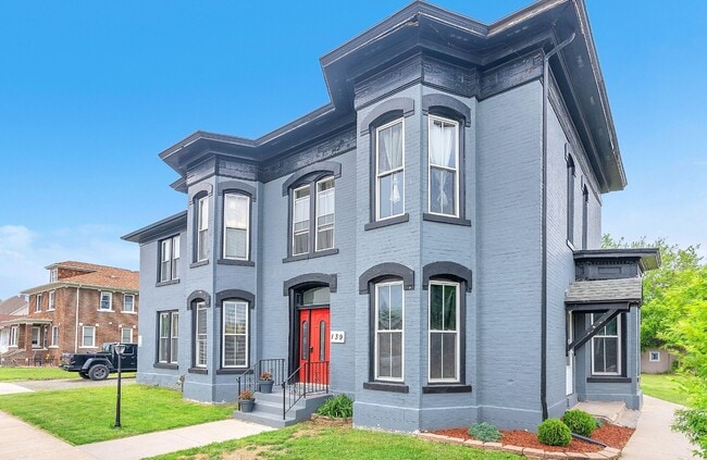 Building Photo - 139 Center St