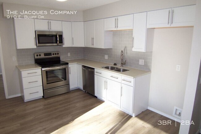 Building Photo - 910 E Bluff Dr