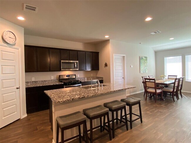 Building Photo - 3935 Country Club Dr
