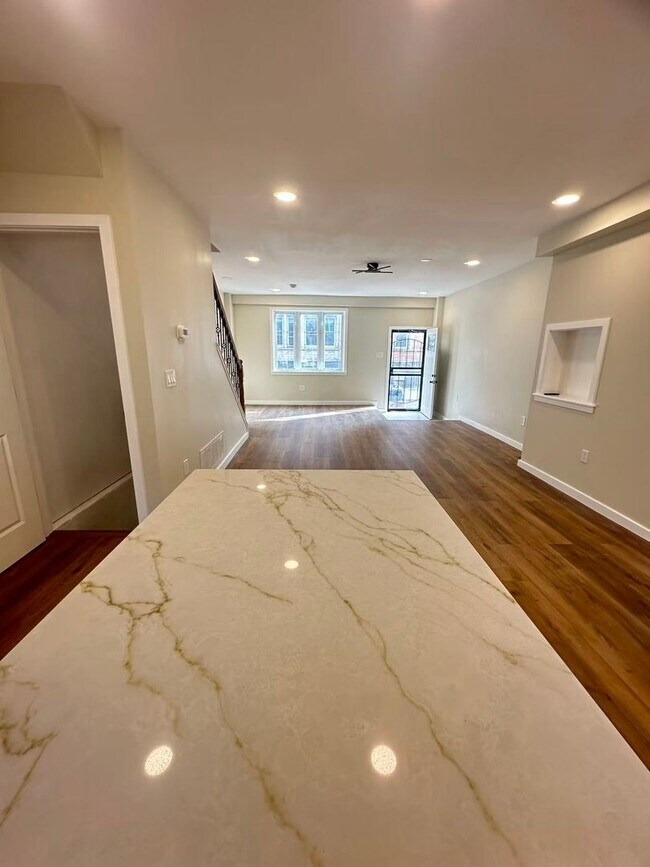 Foto del edificio - 2B2B House in South Philly Available Now